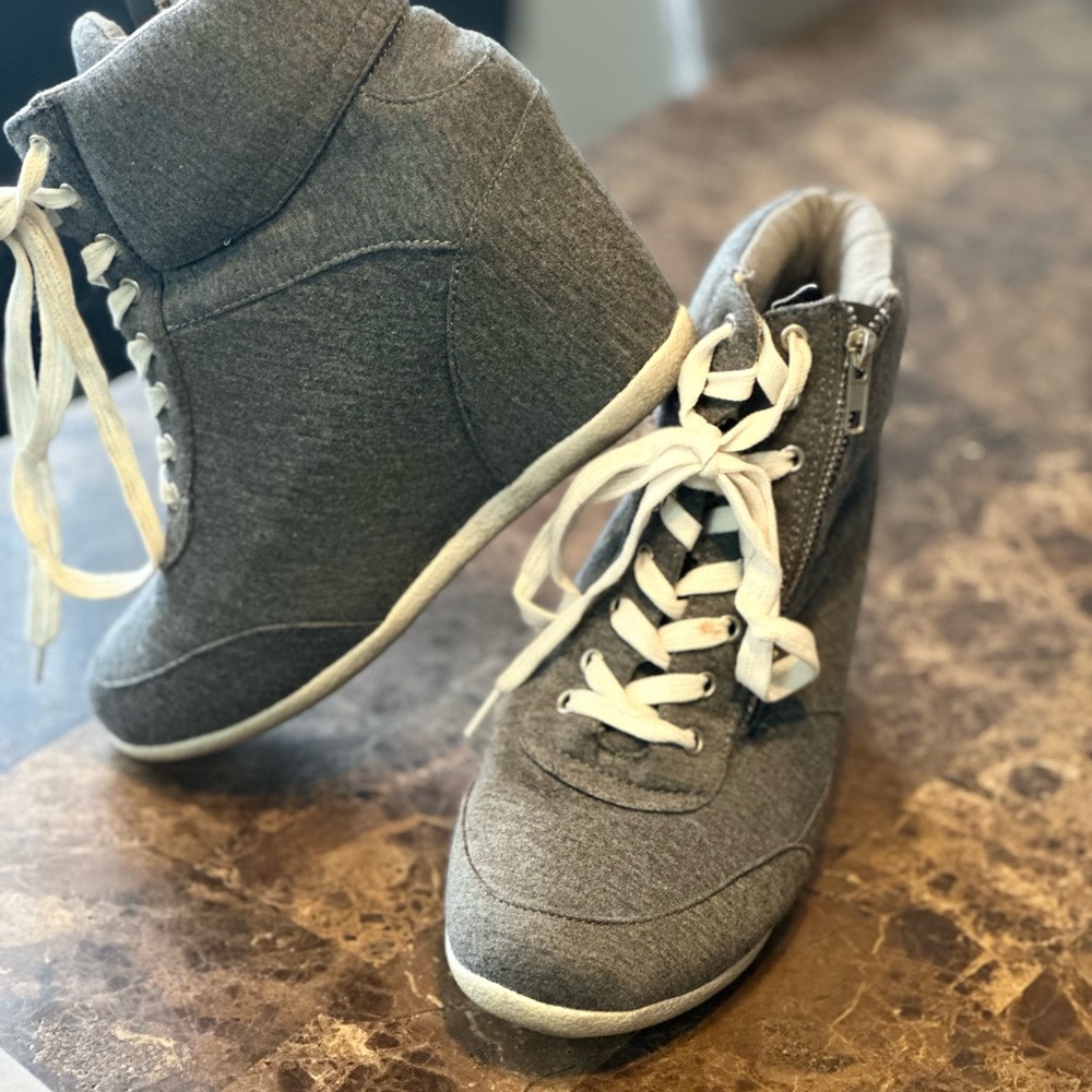 Ardene Gray High-Top Wedge Sneakers with Textured Material